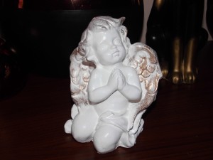 FIGURKA ANIOŁ MODLĄCY 14 CM AG04