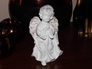 FIGURKA ANIOŁ MODLĄCY 18 CM AG19