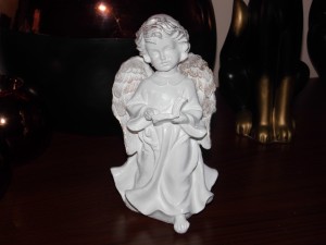 FIGURKA ANIOŁ Z KSIĄŻKĄ 19 CM AG20