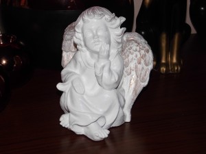 FIGURKA ANIOŁ ZAMYŚLONY 18 CM AG22