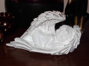 FIGURKA ANIOŁ LEŻĄCY 26 CM AG36