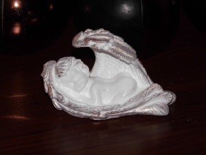 FIGURKA ANIOŁ LEŻĄCY 12 CM AG37