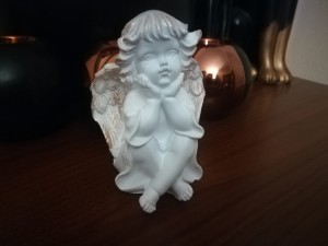 FIGURKA ANIOŁ ZAMYŚLONY 12CM AG49