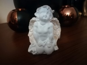 FIGURKA ANIOŁ ZAMYŚLONY 11CM AG50