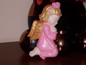 FIGURKA ANIOŁ ZAWIESZKA DZIEWCZYNKA 20 CM RÓŻOWY