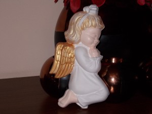 FIGURKA ANIOŁ ZAWIESZKA DZIEWCZYNKA 20 CM BIAŁY