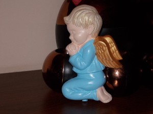 FIGURKA ANIOŁ ZAWIESZKA CHŁOPIEC 19 CM NIEBIESKI