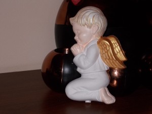 FIGURKA ANIOŁ ZAWIESZKA CHŁOPIEC 19 CM BIAŁY