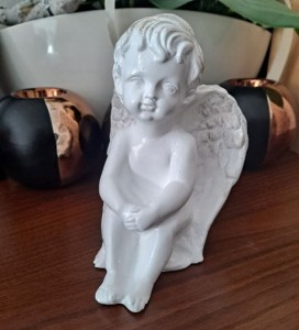 FIGURKA ANIOŁ  SIEDZĄCY 15 CM AG55
