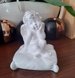 FIGURKA ANIOŁ NA PODUSZCE 13 CM AG52
