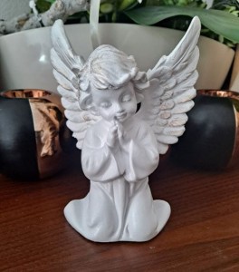 FIGURKA ANIOŁ MODLĄCY 16 CM AG44