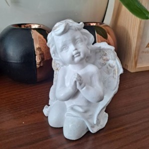 FIGURKA ANIOŁ MODLĄCY 10 CM AG03